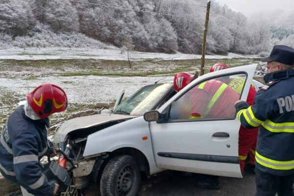 ACCIDENT pe drum din județul Cluj. Șoferul de 70 ani descarcerat din mașină și transportat la spital