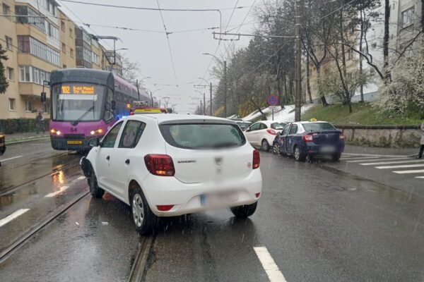 ACCIDENT între două mașini în Mănăștur. Un bărbat a avut nevoie de îngrijiri medicale