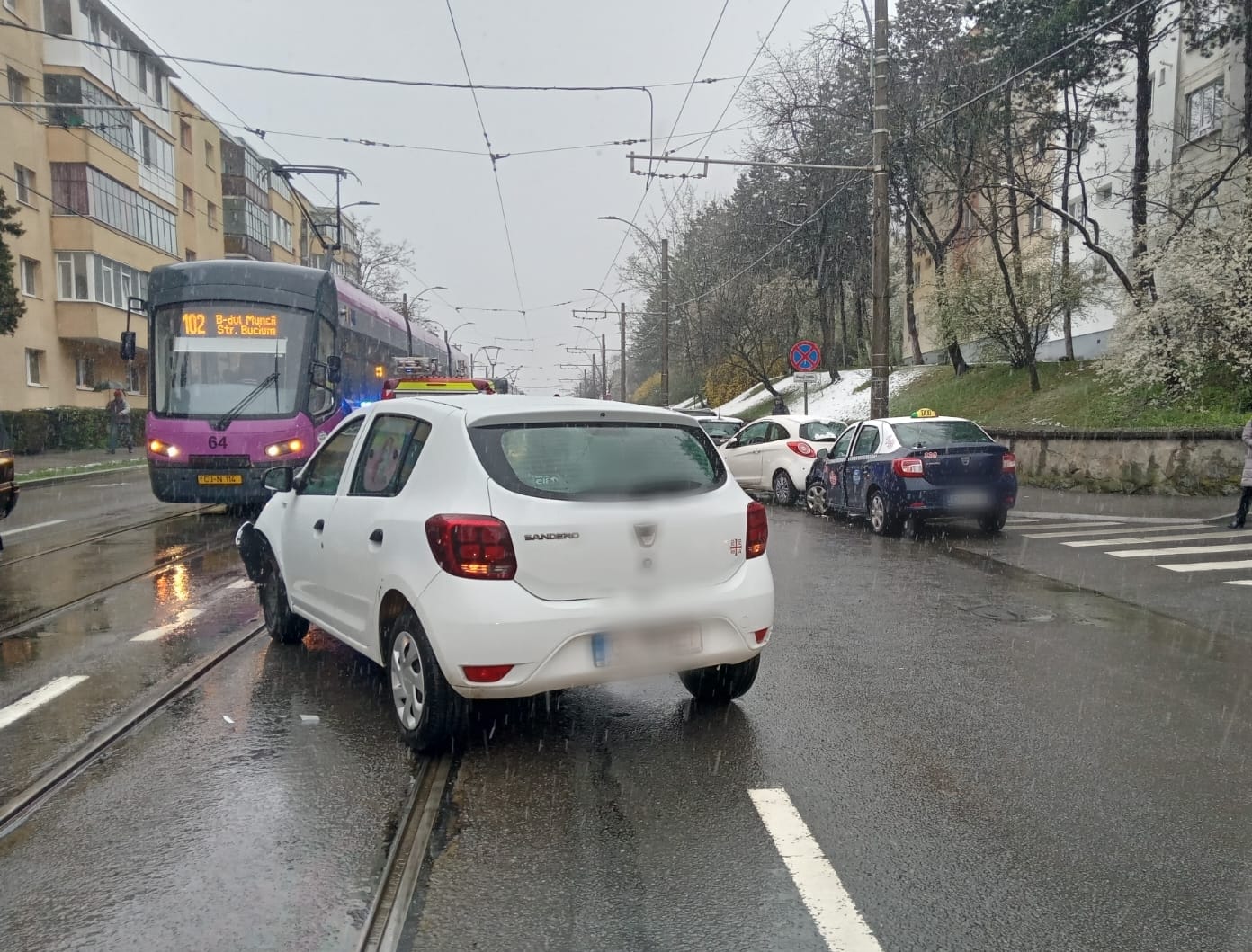 ACCIDENT între două mașini în Mănăștur. Un bărbat a avut nevoie de îngrijiri medicale
