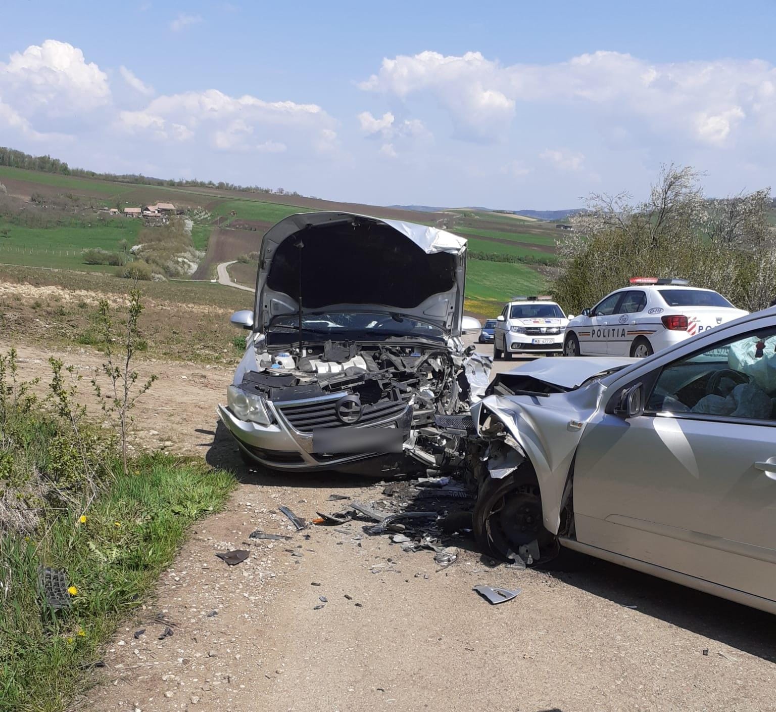 ACCIDENT GRAV între două mașini în comuna Frata. Femeie transportată la spital