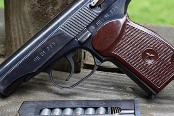 Un bărbat este cercetat pentru vânzare ilegală de arme letale. Polițiștii au găsit la el un arsenal întreg