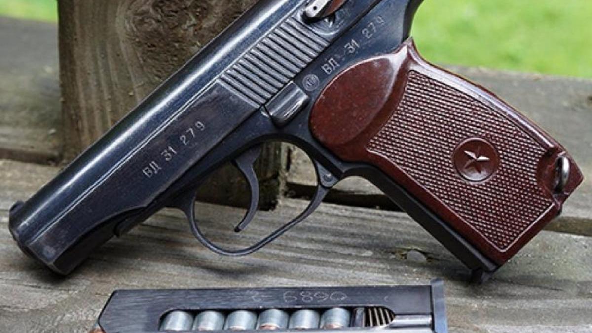 Un bărbat este cercetat pentru vânzare ilegală de arme letale. Polițiștii au găsit la el un arsenal întreg