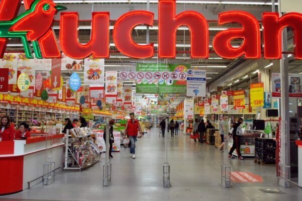 Umilită de AUCHAN România, o angajată a învins compania în instanță și a obținut daune morale de mii de euro