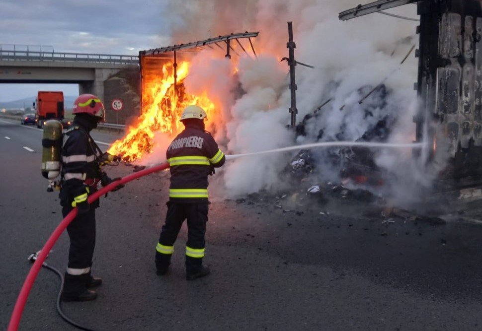 INCENDIU pe autostrada A10 Sebeș-Turda. Un camion cu textile a ars