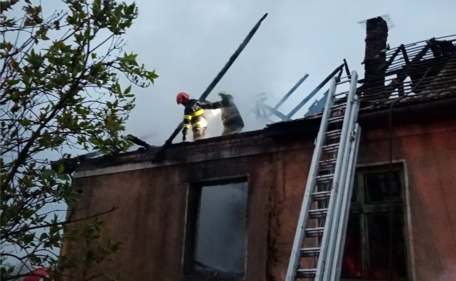 Casă dezafectată din comuna Cojocna, distrusă de un incendiu în a doua zi de Paște