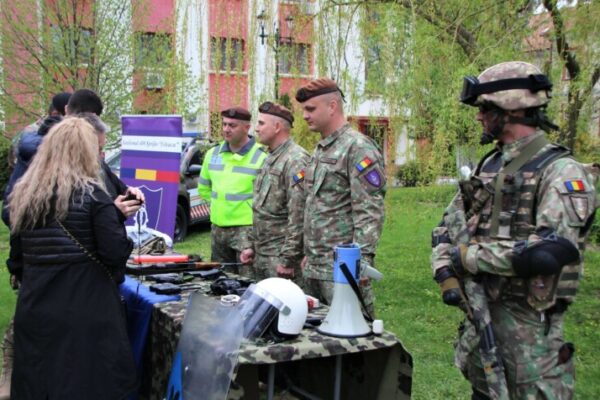 Copiii s-au bucurat de tehnica militară la Ziua Porților Deschise la Divizia 4 Infanterie „Gemina”. Azi e concert de fanfară și defilare în Parcul Central