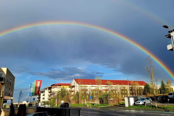 CURCUBEU superb surprins pe cerul Clujului în Sâmbăta Mare – FOTO