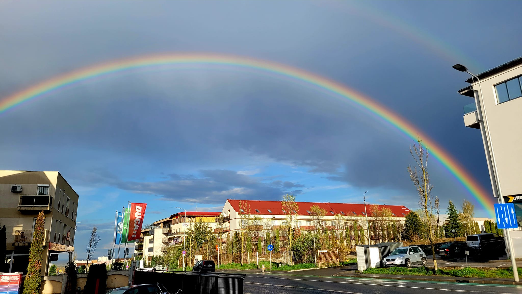 CURCUBEU superb surprins pe cerul Clujului în Sâmbăta Mare – FOTO