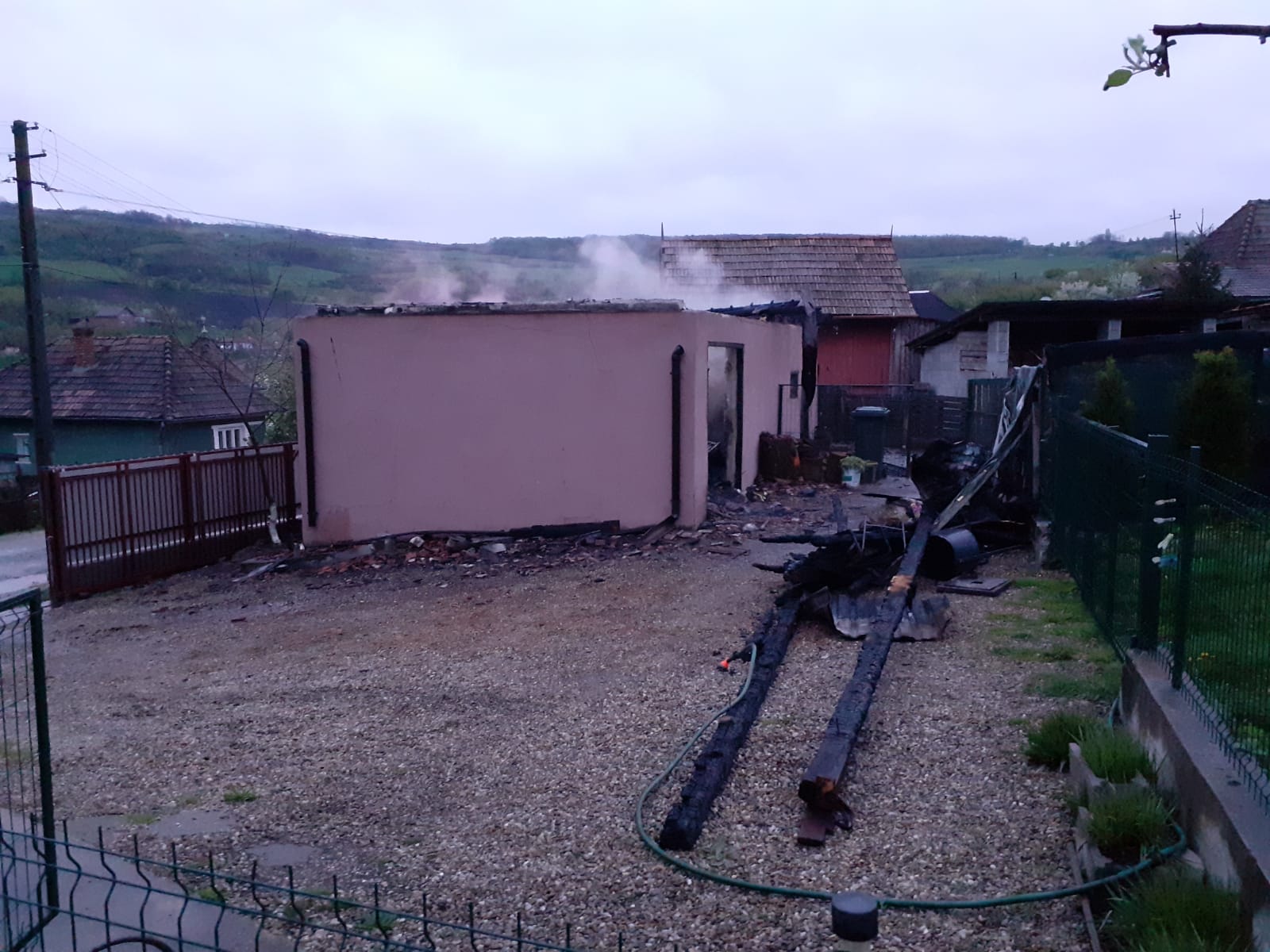 Lovitură grea pentru un fermier din Cluj. Un incendiu i-a distrus adăpostul de animale și l-a lăsat fără găini și mai multe echipamente