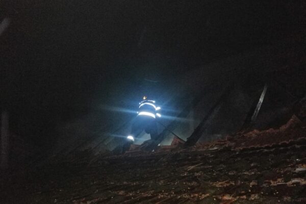 A luat foc o șură în satul Mera. Pompierii clujeni s-au luptat două ore cu flăcările