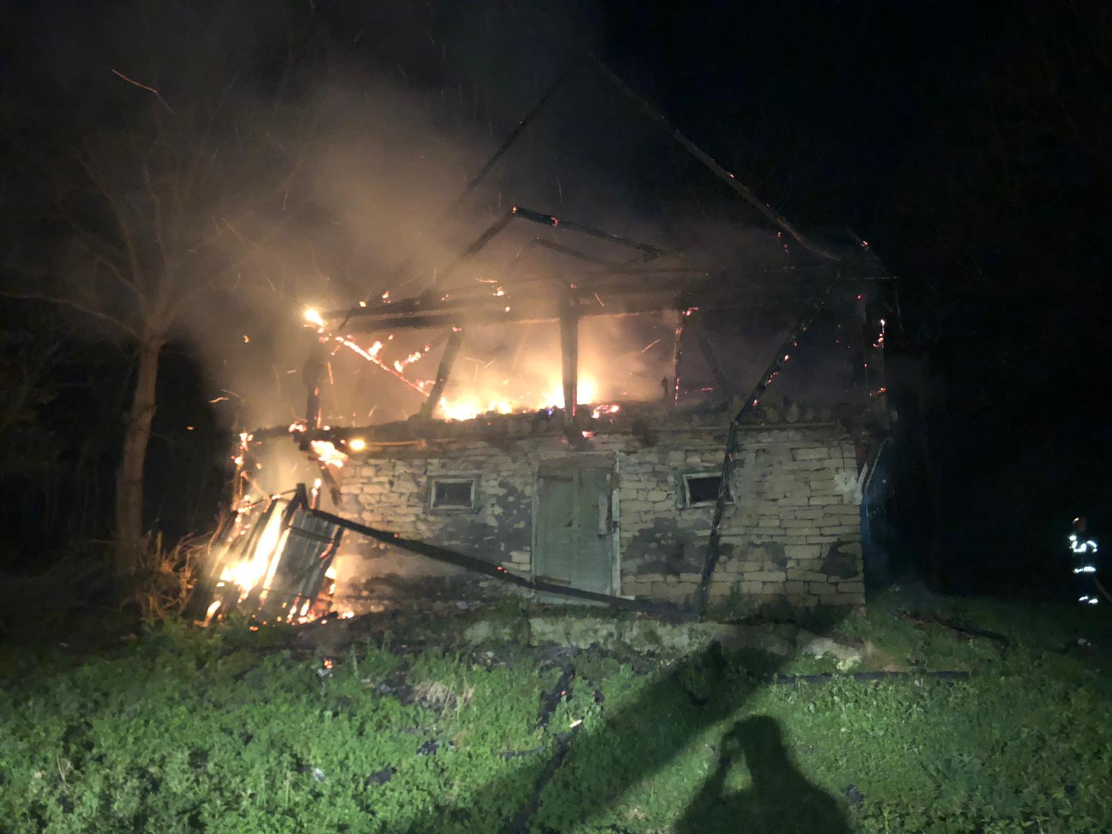 O șură a luat foc în comuna Aghireșu. Pimpierii clujeni s-au luptat trei ore cu incendiul