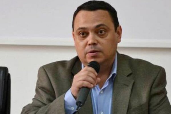 Profesor de la UBB Cluj, dovedit oficial ca și informator al Securității. Își turna colegii de liceu