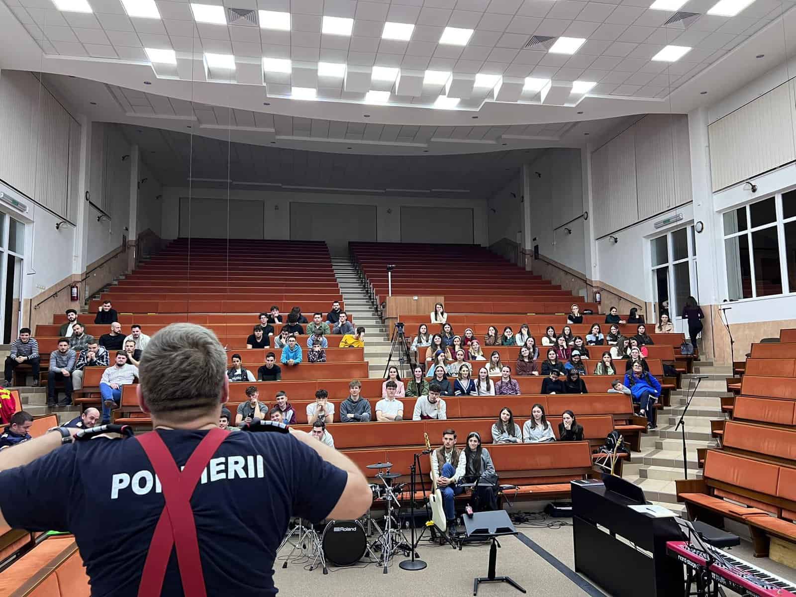 Pompierii clujeni le-au oferit lecții de prim ajutor tinerilor penticostali din Dej