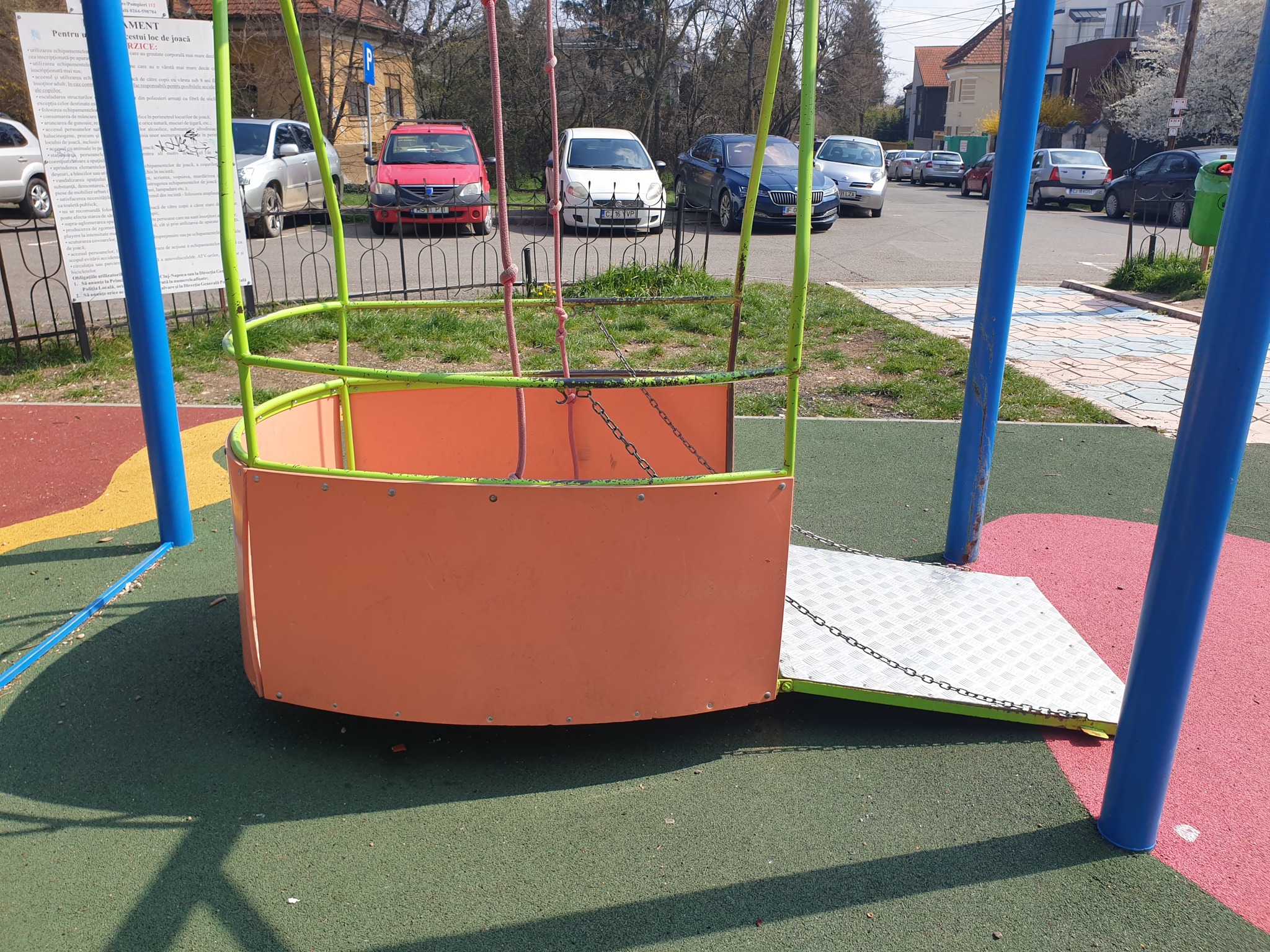 JOS PĂLĂRIA! Leagăn pentru copii cu dizabilități, instalat într-un părculeț din Grigorescu