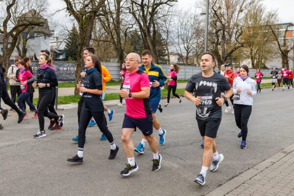 Un nou exercițiu de PR marca Emil Boc. A alergat la Maratonul Internațional Cluj, flancat de „locotenenții” din primărie
