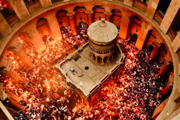 Lumina Sfântă de la Ierusalim ajunge în această noapte la Cluj cu avionul