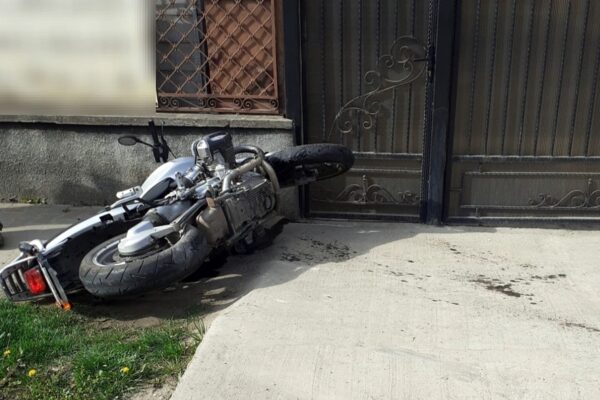 A venit primăvara. Un motocilist a fost rănit într-un accident la Gilău