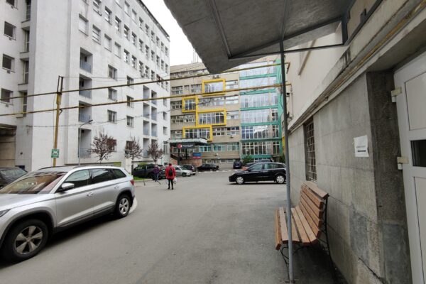 Legea e pentru fraieri în instituțiile publice! Fără suficiente locuri de parcare pentru persoane cu dizabilități la Institutul Inimii din Cluj – FOTO