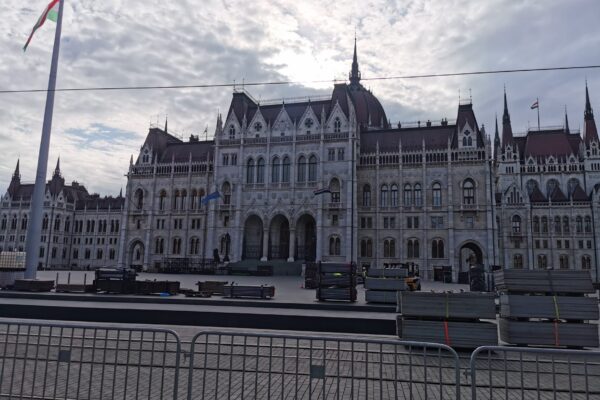 Steagul Ținutului Secuiesc, arborat pe clădirea Parlamentului Ungariei, dar al Uniunii Europene lipsește