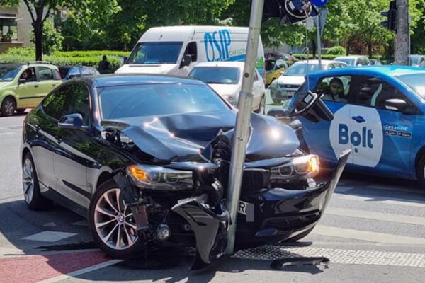 Accident grav pe strada Dorobanților. Un BMW s-a făcut praf într-un semafor