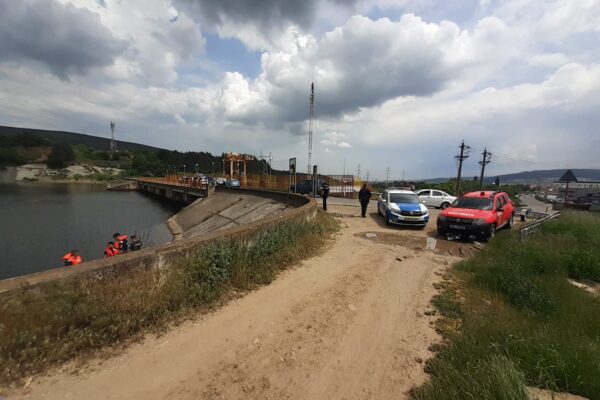 Cadavrul unei femei a fost găsit în Someș, la barajul din Florești. Echipajele ISU au intervenit cu barca de salvare