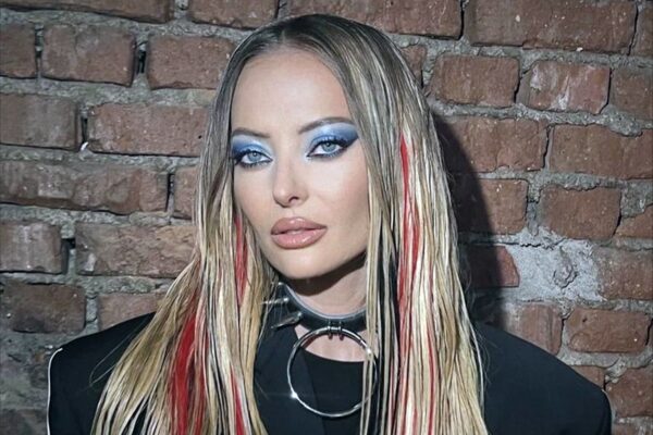 Celebra Delia, prestație de toată jena la un spectacol public. A fost huidută la scenă deschisă. ”A venit îmbrăcată ca la baschet” și a făcut playback