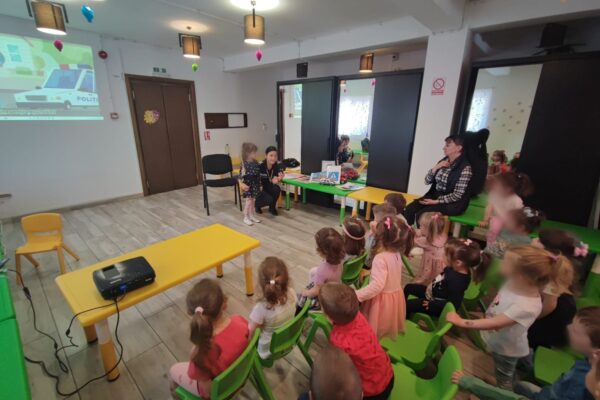 Lecție de educație rutieră oferită de polițiștii clujeni la o grădiniță din Florești