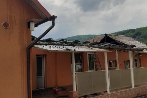INCENDIU la o casă din Valea Drăganului. Pompierii au intervenit cu trei autospeciale