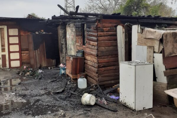 Incendiu la o cabană din Turda. Pompierii turdeni au intervenit cu două autospeciale