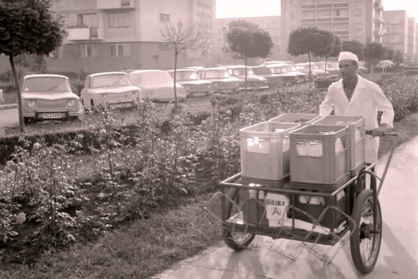 Așa se ducea laptele în Cluj, înainte de 1989. Vremea lăptarilor a apus de mult timp
