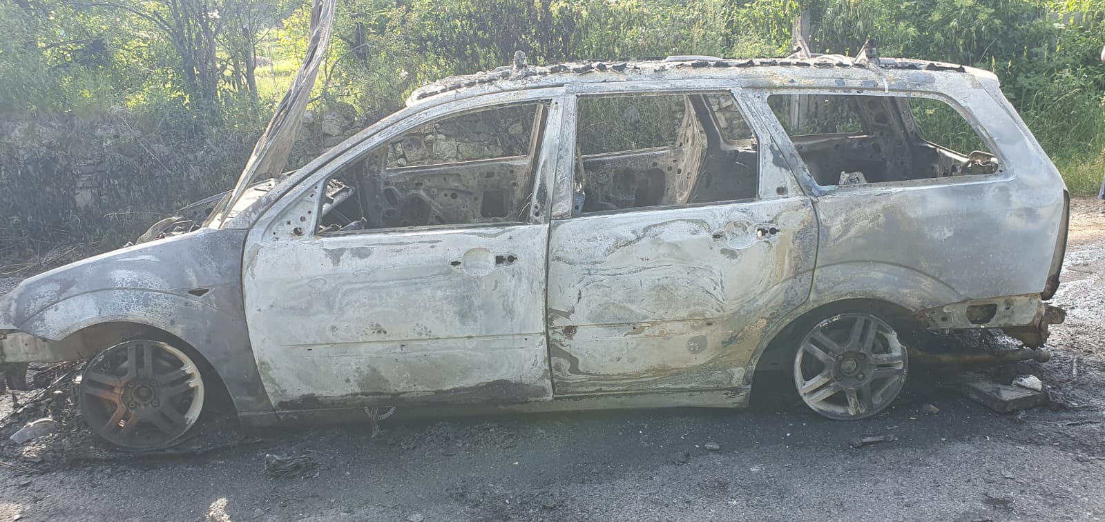 Mașină distrusă în totalitate din cauza unui incendiu la Vlaha