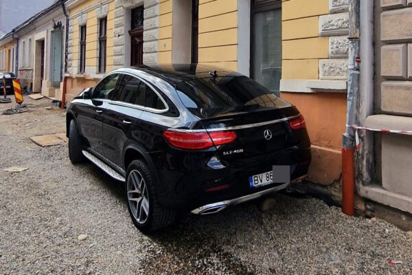 Șoferul unui bolid Mercedes a lovit mai multe mașini în centrul Clujului. Apoi și-a parcat mașina în fața ușii unei case și a plecat liniștit de la fața locului