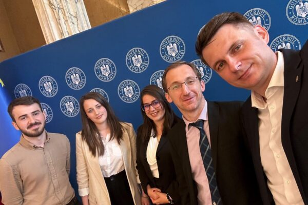 Studenți de elită de la UBB Cluj au fost primiți la Guvern. Au câștigat titlul mondial cu tema defrișărilor sălbatice din pădurile României