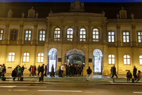 Peste 80.000 de oameni însetați de cultură au luat cu asalt muzeele clujene în singura noapte când e intrare gratis