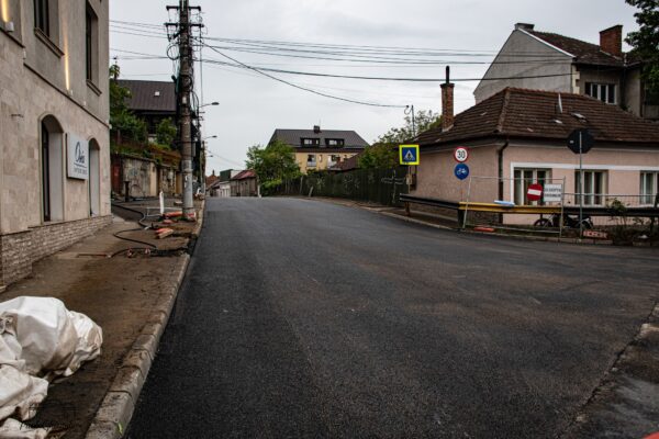 Miracolul de la Cluj. Cu o lună mai devreme, circulația auto s-a reluat pe strada Drăgălina