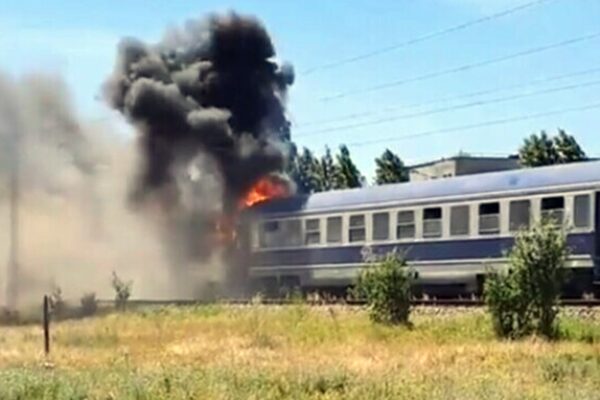 Tren în flăcări lângă Cluj. Pompierii au evacuat de urgență 100 de pasageri