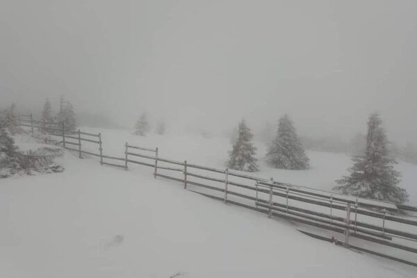 Zăpadă ca-n povești la mijloc de mai pe Transalpina, Transfăgărășan și Vlădeasa. Iarna în toată regula în zona de munte a Clujului – FOTO