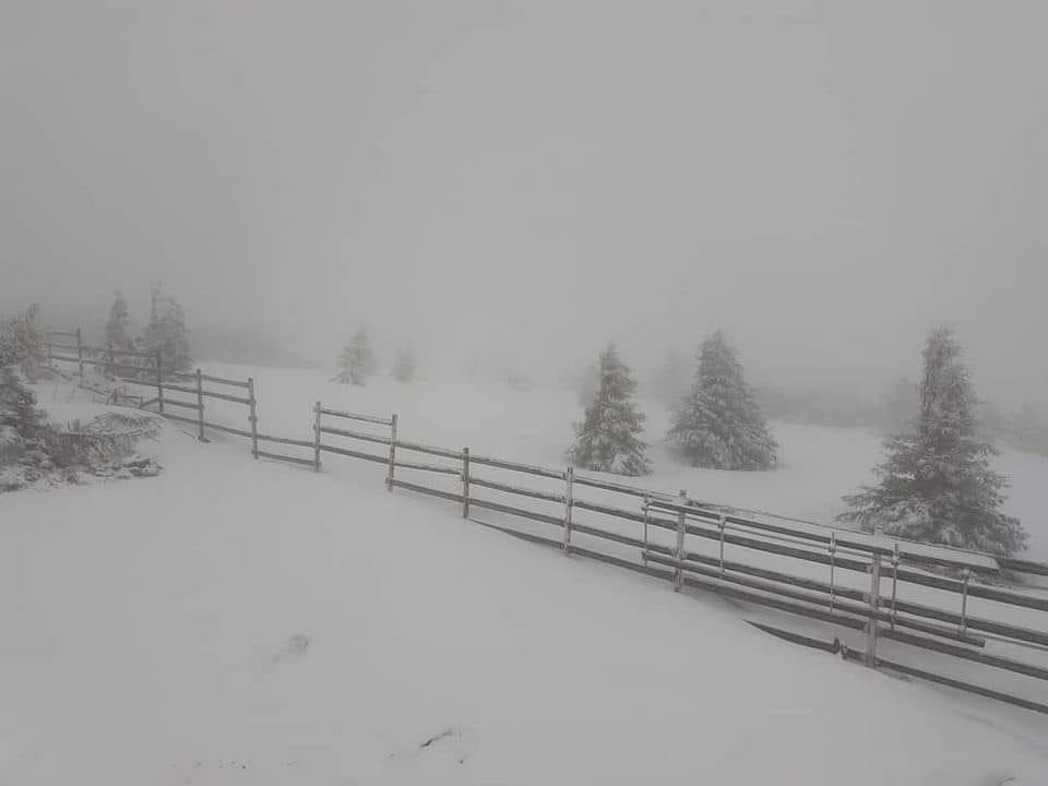 Zăpadă ca-n povești la mijloc de mai pe Transalpina, Transfăgărășan și Vlădeasa. Iarna în toată regula în zona de munte a Clujului – FOTO