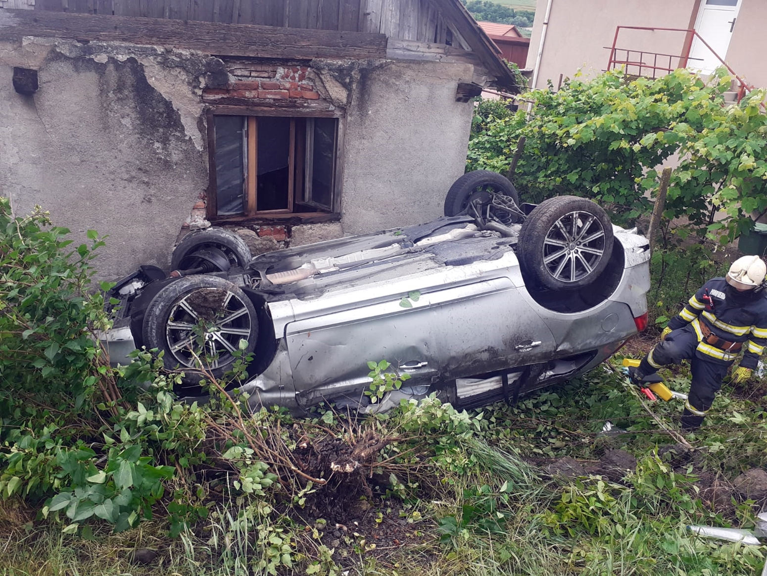 Accident în curba de la Copaceni, pe DN1. Două persoane au fost grav rănite