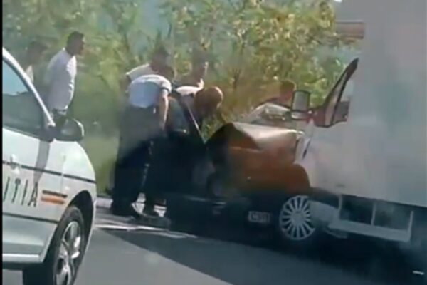 Accident grav lângă Gherla. Elicopterul SMURD a aterizat pe drumul național. Traficul este blocat