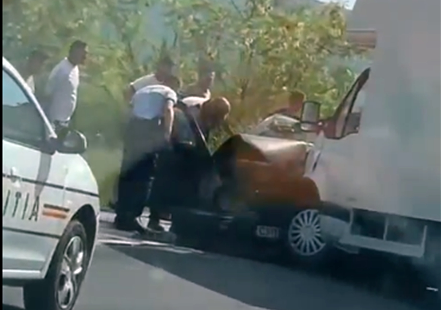 Accident grav lângă Gherla. Elicopterul SMURD a aterizat pe drumul național. Traficul este blocat
