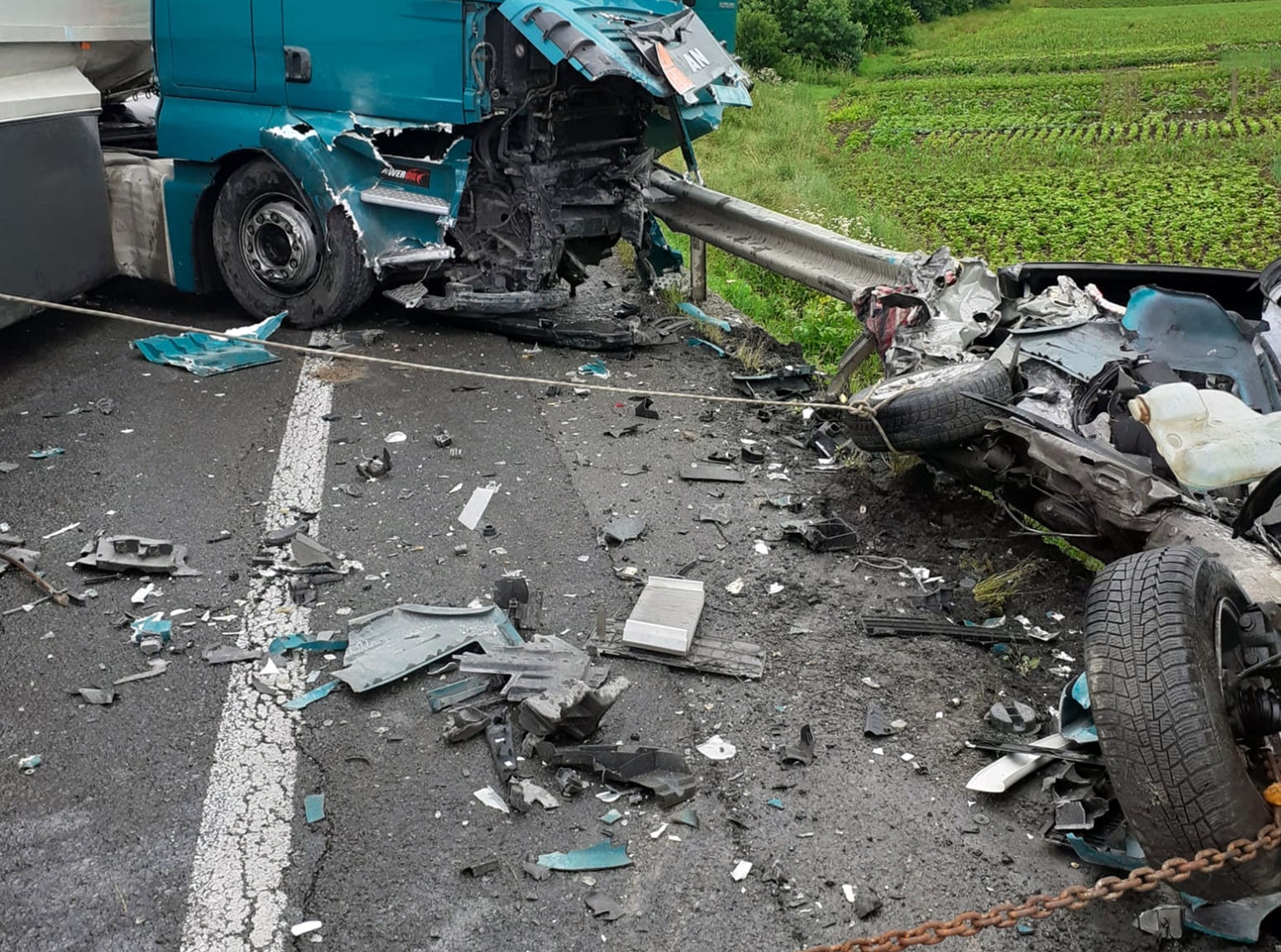 Doi polițiști tineri au murit într-un cumplit accident de circulație. Impactul a fost frontal cu un autotren