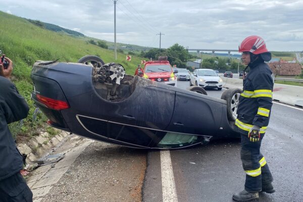 Accident grav la Vâlcele. O mașină s-a răsturnat. Sunt persoane rănite