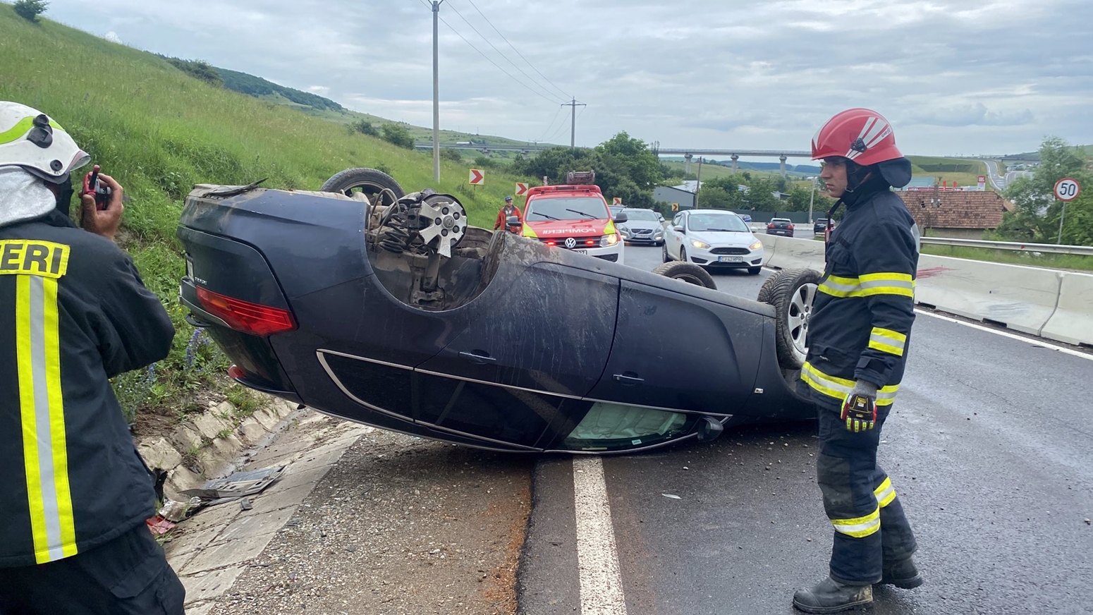 Accident grav la Vâlcele. O mașină s-a răsturnat. Sunt persoane rănite