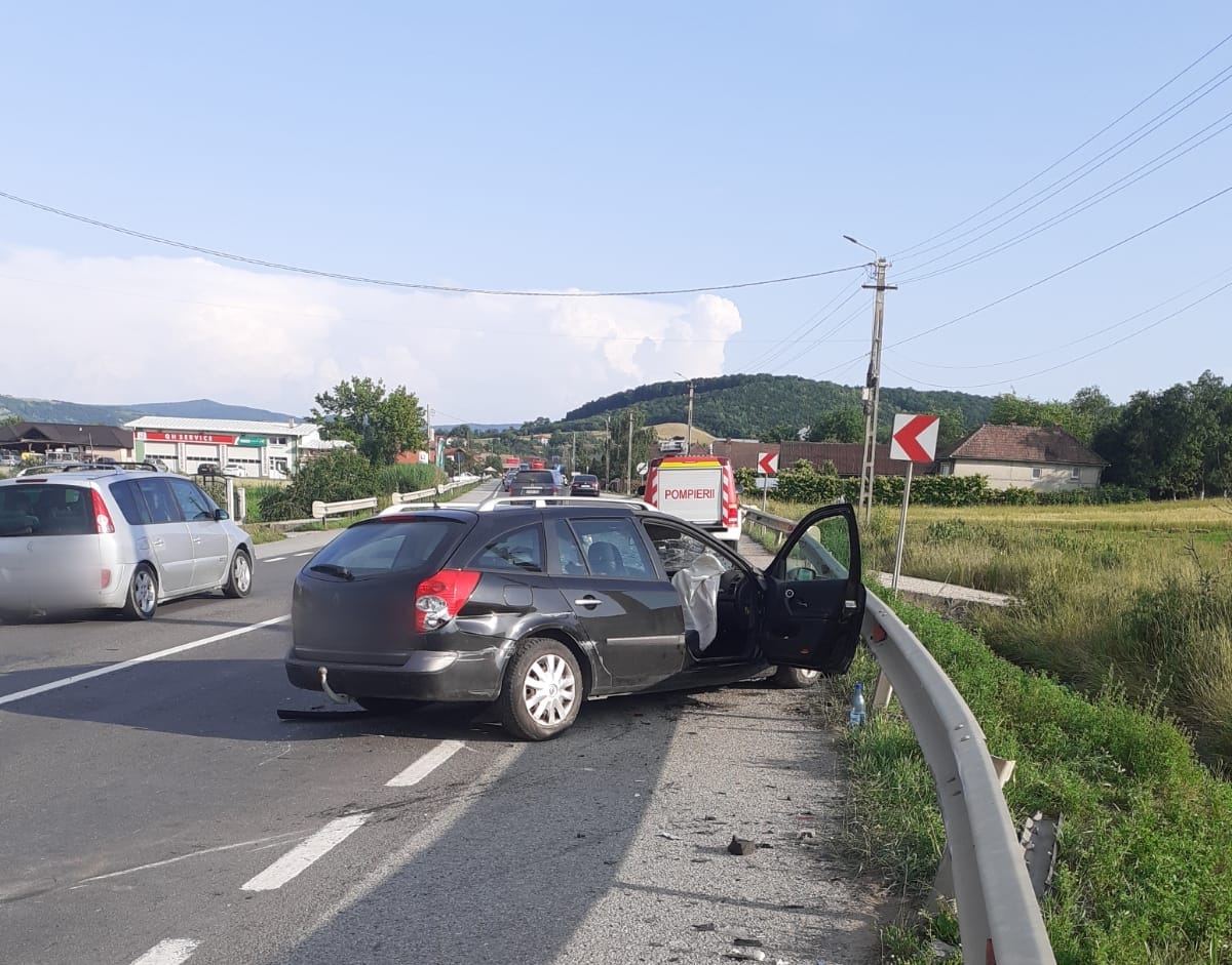 ACCIDENT GRAV în Bunești. Două mașini s-au făcut praf, iar un bărbat a ajuns la spital