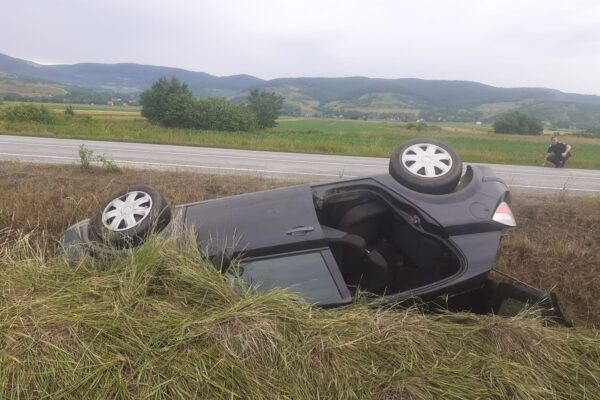 ACCIDENT la Câțcău. O mașină a ajuns s-a răsturnat în șanț pe marginea drumului