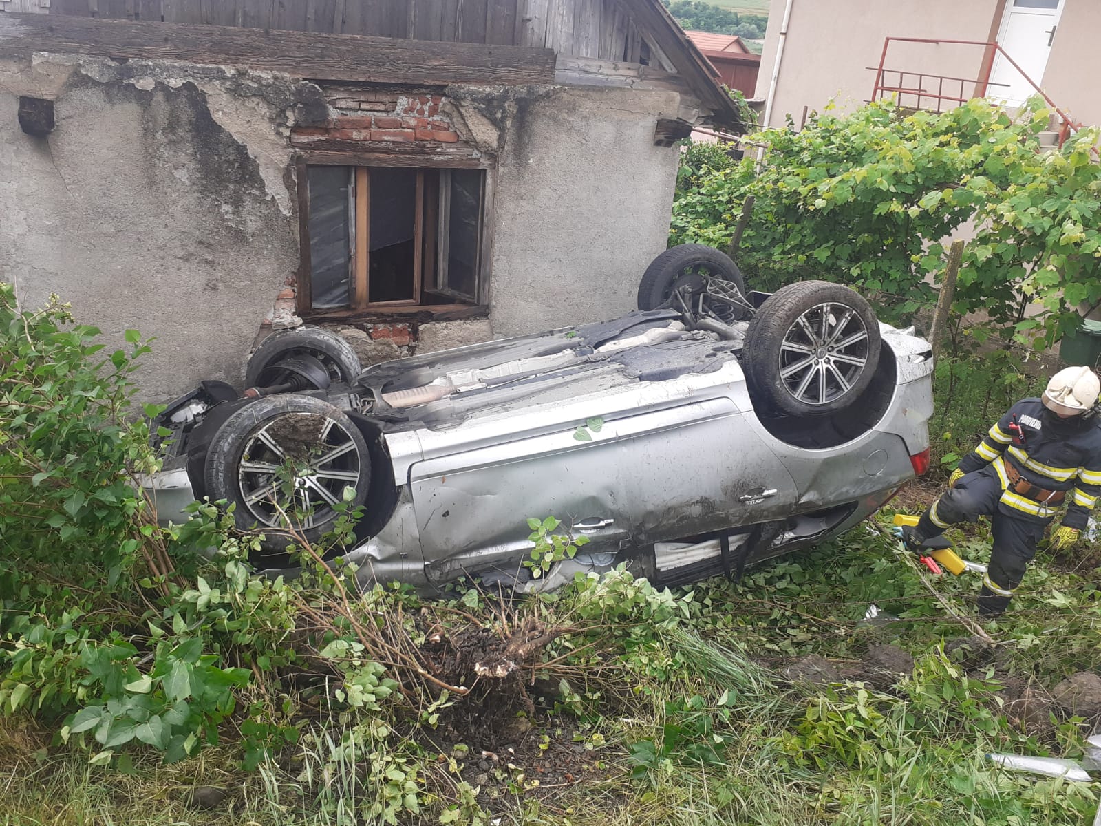 Mașină răsturnată pe plafon pe marginea drumului din Copăceni