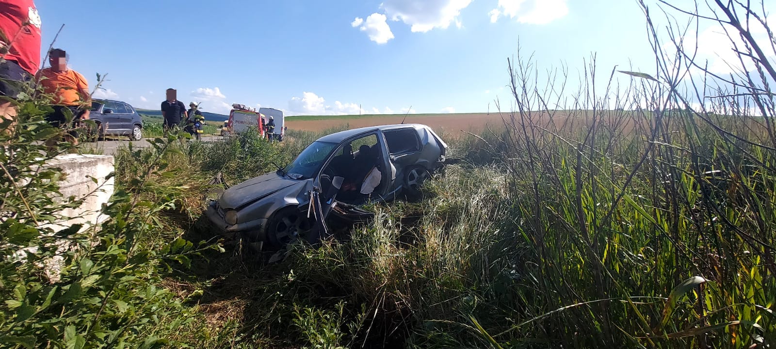 Tânăr transportat la spital în urma accident la ieșire din Cojocna. Mașina s-a făcut praf
