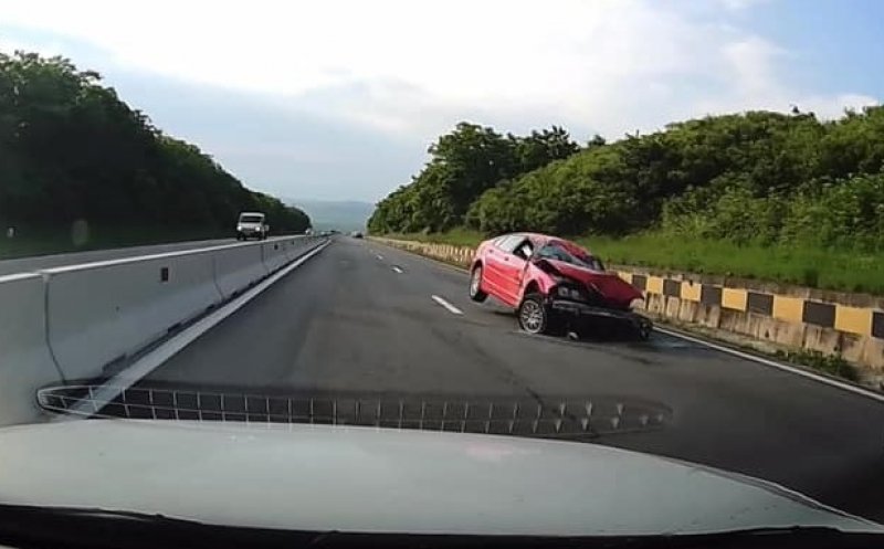 DAUNĂ TOTALĂ. O mașină s-a făcut praf într-un accident la Copăceni. Șoferul a intrat frontal într-un parapet