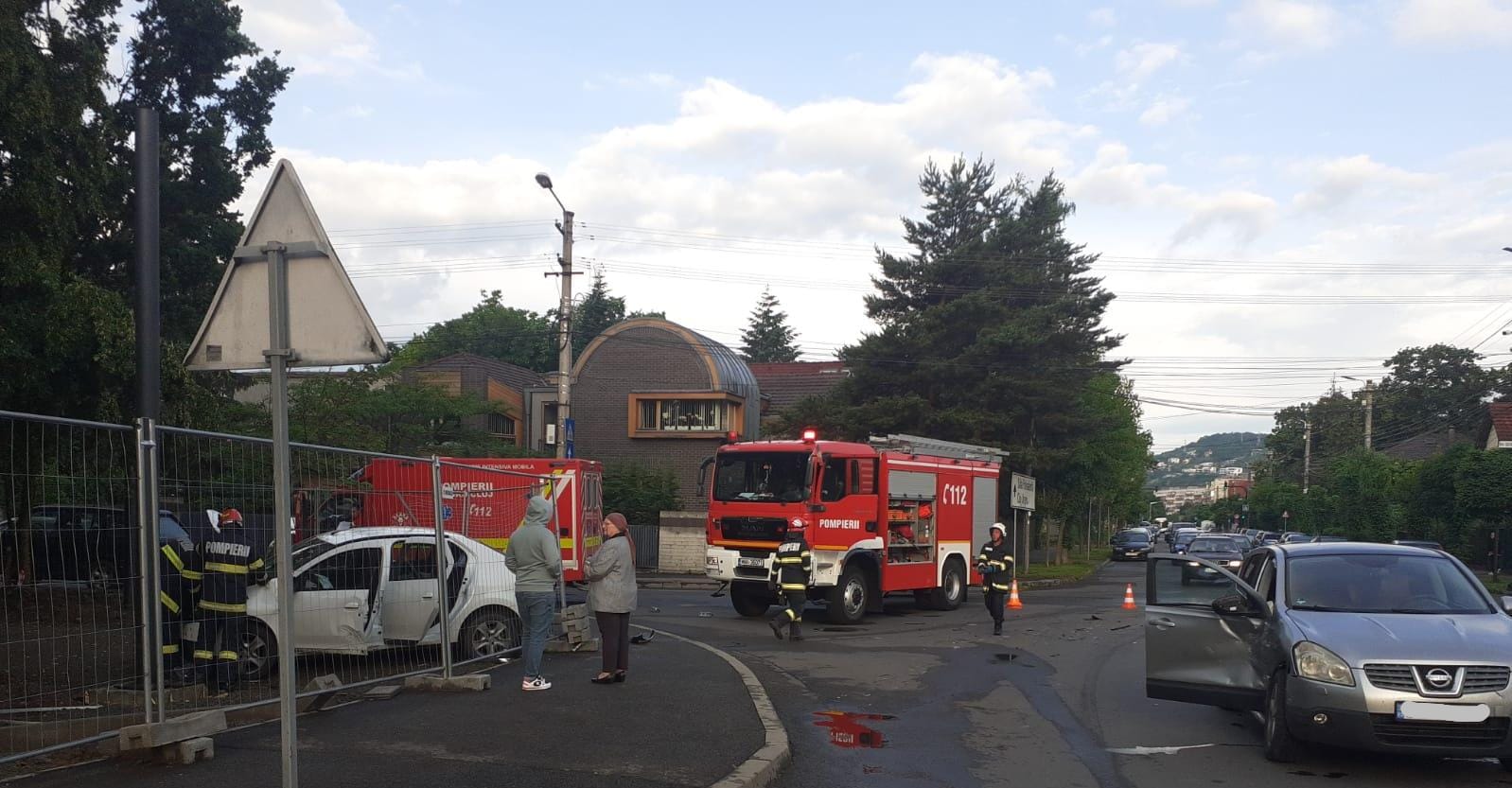 ACCIDENT între două mașini în Grigorescu. Un bărbat a fost transportat la spital